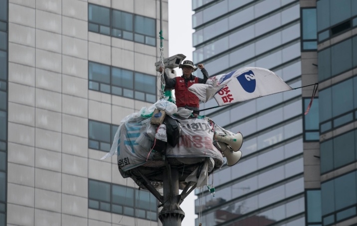 Cuu nhan vien song tren tru giao thong 355 ngay de phan doi Samsung hinh anh