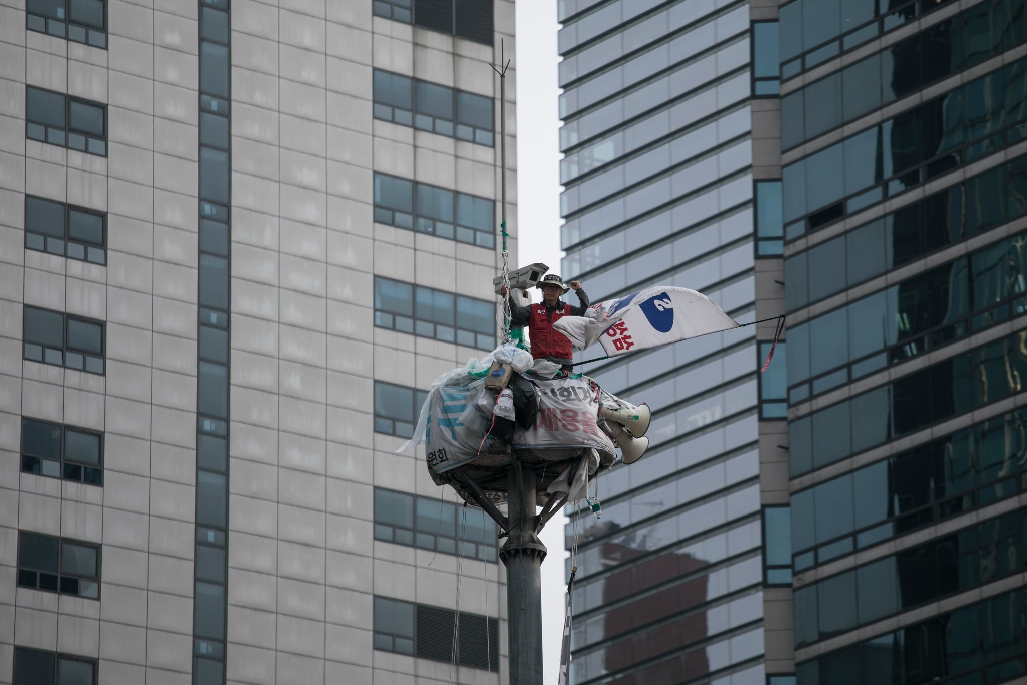 samsung xin loi,  bieu tinh 355 ngay,  Kim Yong hee duoc xin loi anh 1