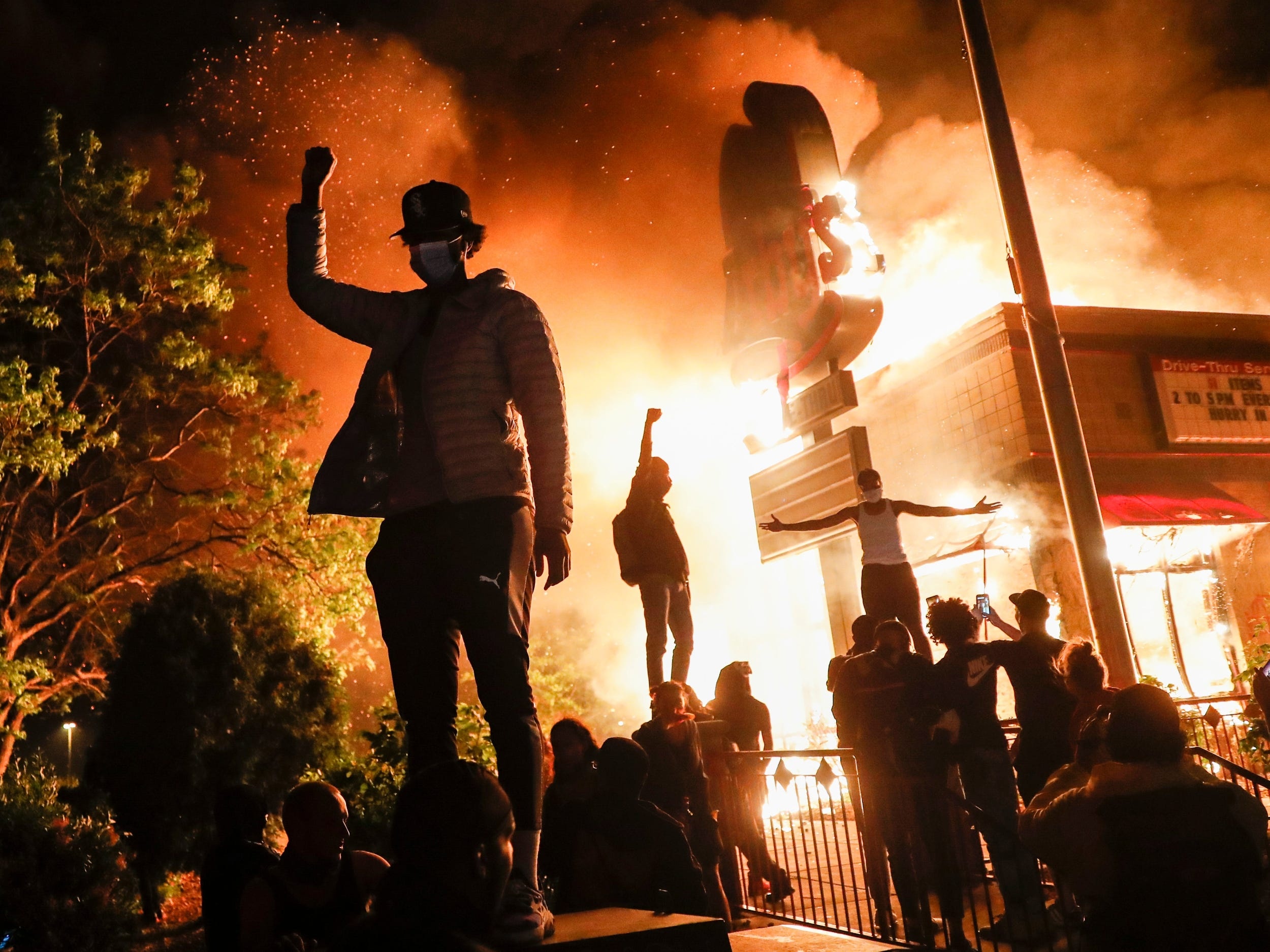 Nguoi bieu tinh tan pha Apple Store va nhieu cua hang My hinh anh