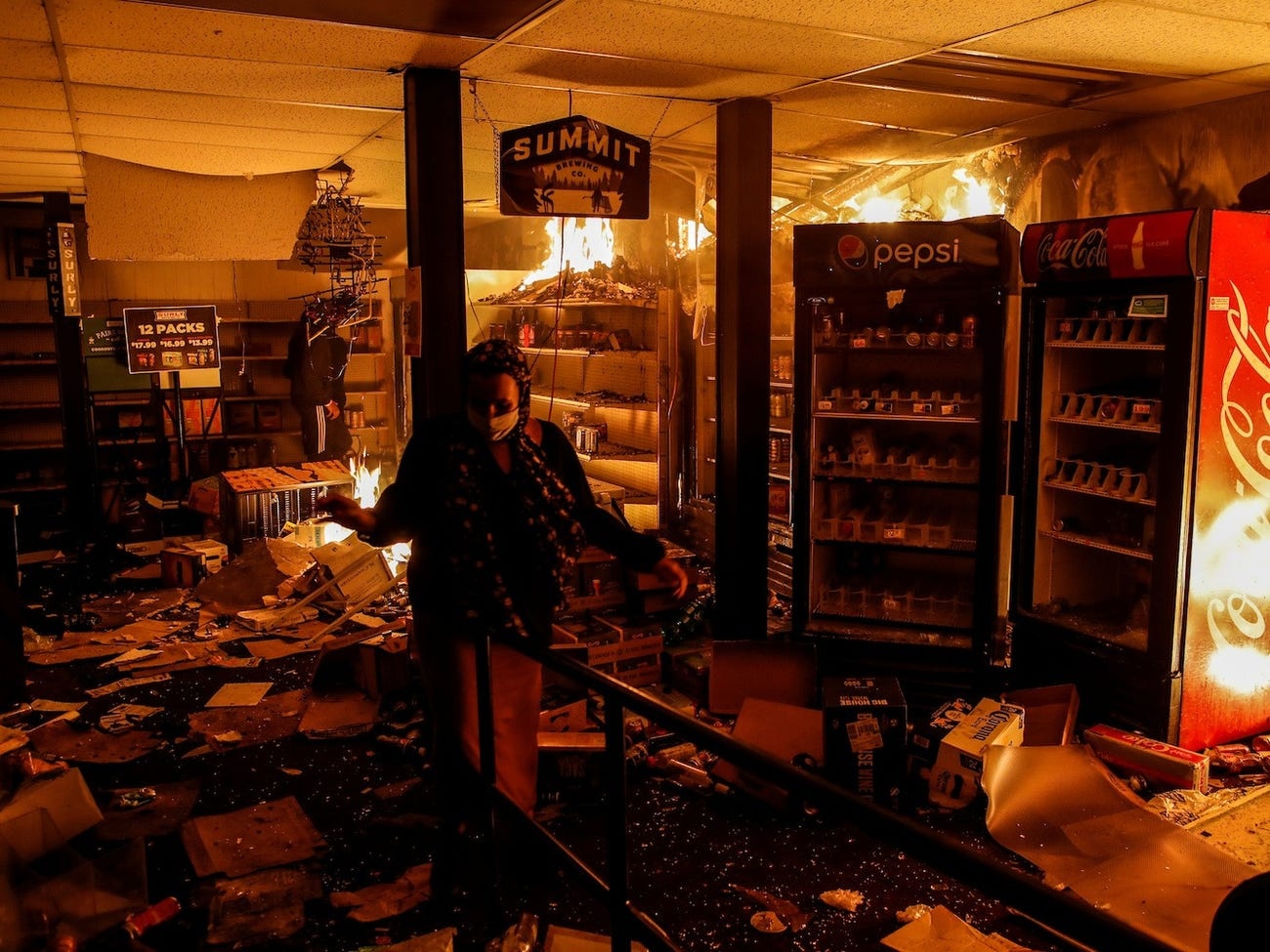 Apple Store bi hoi cua,  nhieu cua hang bi vet sach,  bieu tinh vi George Floyd anh 5