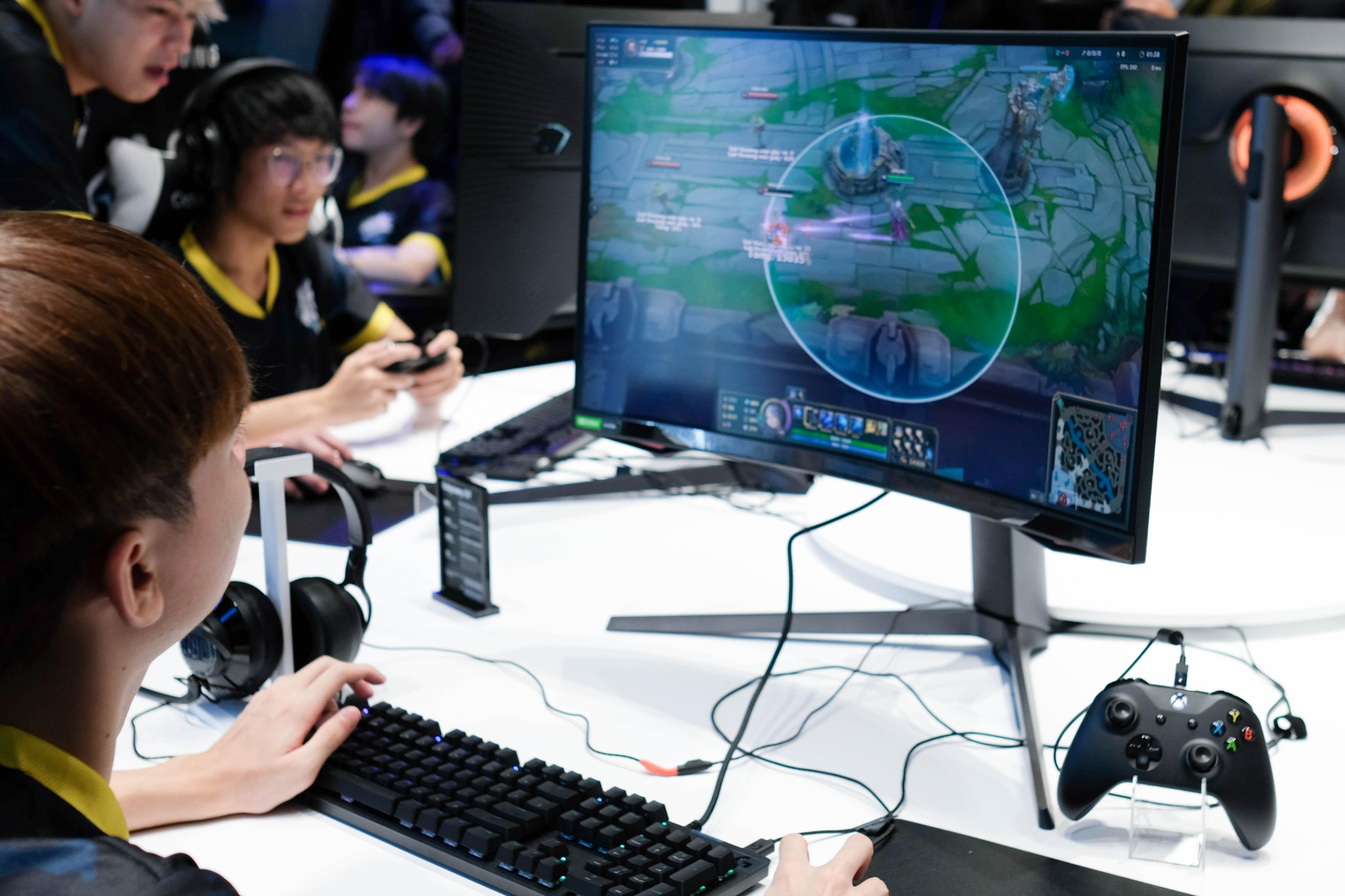 Samsung gioi thieu man hinh gaming,  Samsung gioi thieu man hinh Odyssey G9,  Samsung gioi thieu man hinh Odyssey G7 anh 3