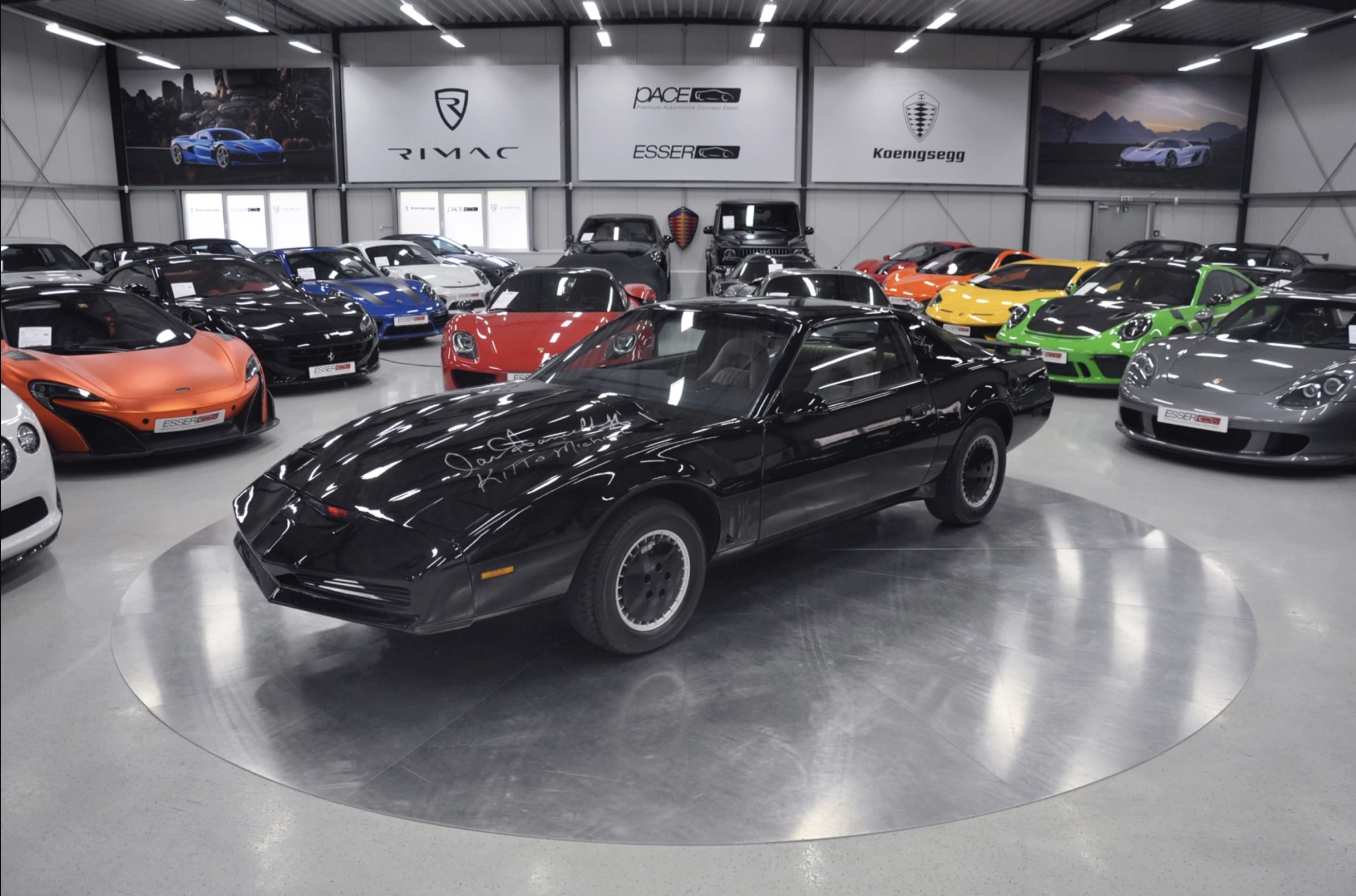 dau gia trang phuc phi hanh gia,  dau gia sieu xe,  dau gia ao cua Superman gia 2, 5 ty anh 7