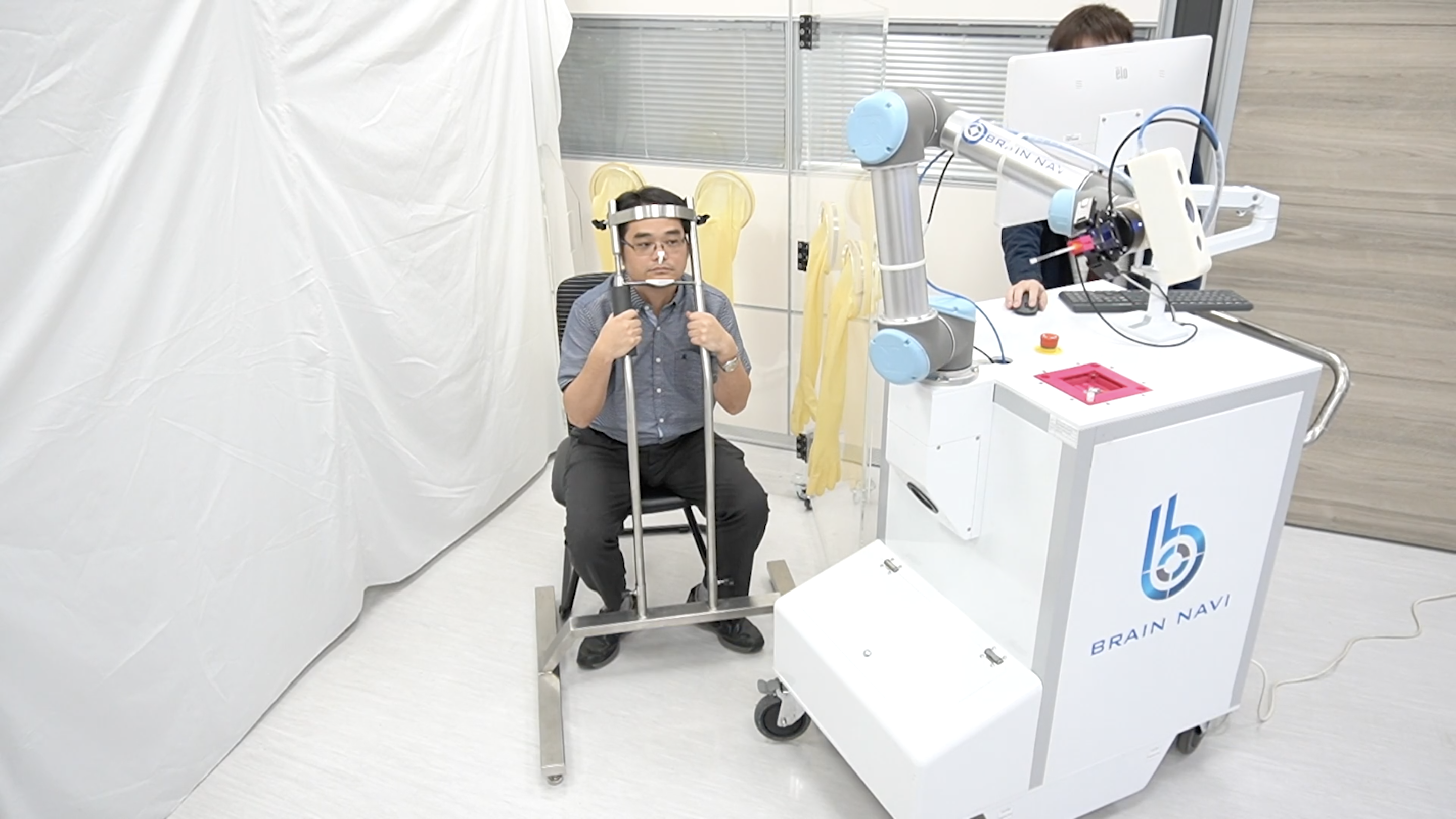 robot tu dong xet nghiem Covid-19,  robot tu dong hoa,  robot tu dong xet nghiem virus corona,  cach robot lay mau virus corona anh 1