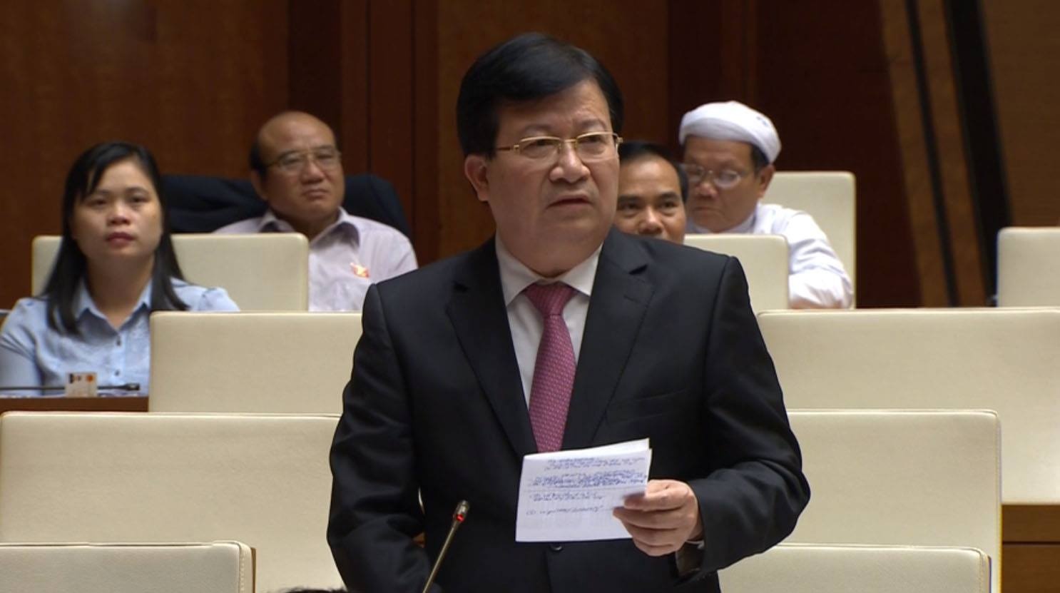 Bộ trưởng Xây dựng Trịnh Đình Dũng tại phiên thảo luận.