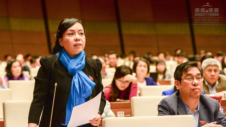 Bộ trưởng Y tế Nguyễn Thị Kim Tiến trả lời trên Quốc hội. Ảnh: Quochoi.vn