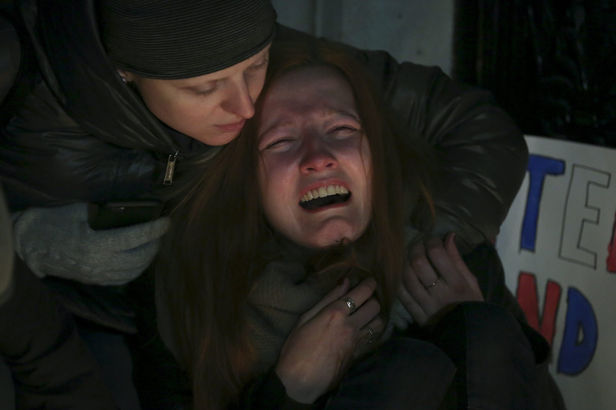 Cô Polina Volkova, bạn của anh Nick Alexander - thành viên ban nhạc Eagles Of Death Metal - thiệt mạng trong vụ tấn công ở Paris, òa khóc khi ngồi cầu nguyện trước Lãnh sự quán Pháp ở New York đêm 14/11. Ảnh: Reuters