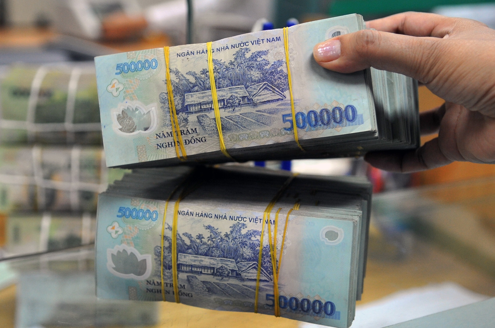 Theo Bộ trưởng Tài chính, đỉnh nợ công sẽ là 64,8% năm 2017. Ảnh minh họa: Hoàng Hà.