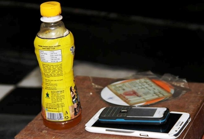 Gap chai nuoc co ruoi, nguoi tieu dung co quyen thuong luong hinh anh