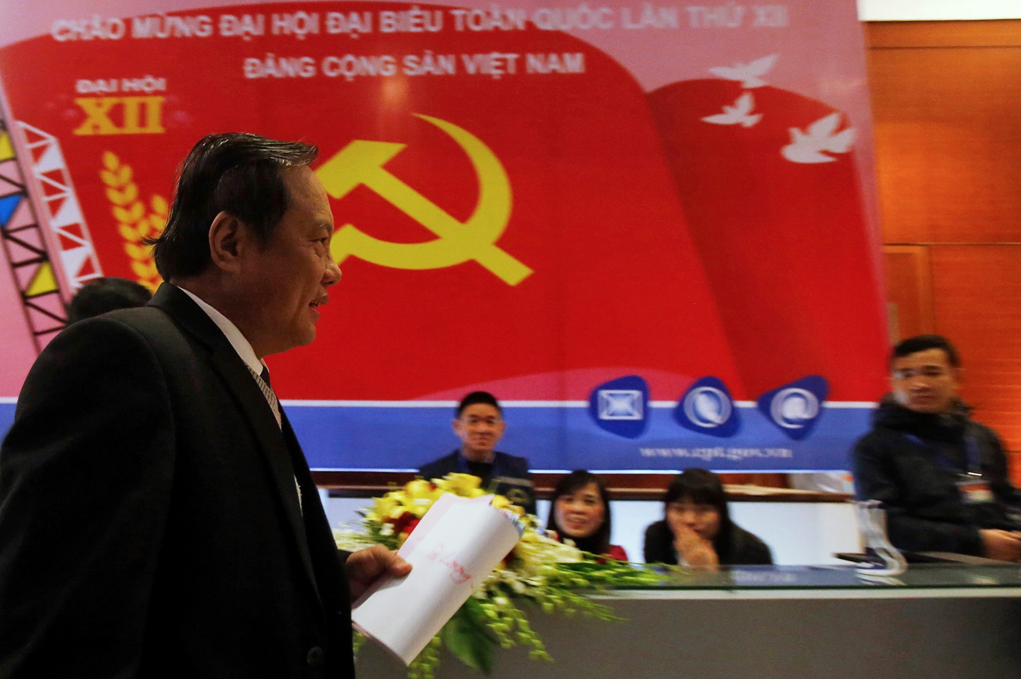 Chot 246 ung vien de bau Ban chap hanh TU khoa XII hinh anh