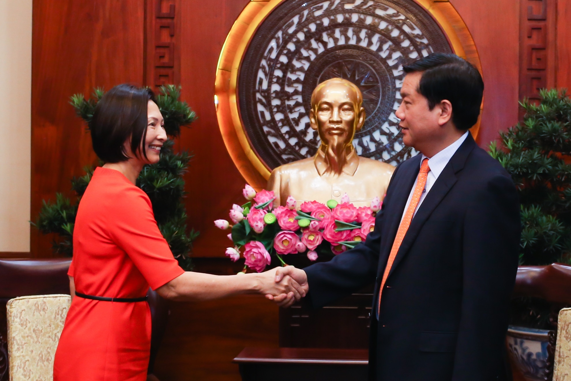 Bi thu Thang hua mo rong cua don nha dau tu hinh anh