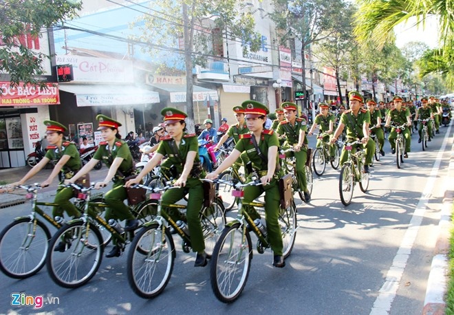 Xe dap sao duoi duoc toi pham di xe phan khoi lon hinh anh