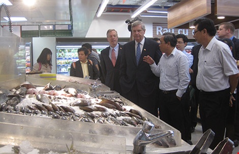 Dai gia Thai day manh ban ga ran tren xe day tai Viet Nam hinh anh