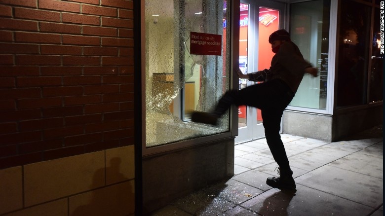 Bieu tinh chong Trump bien thanh bao loan anh 2