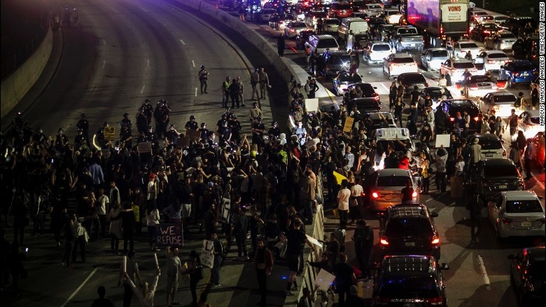 Bieu tinh chong Trump bien thanh bao loan anh 3