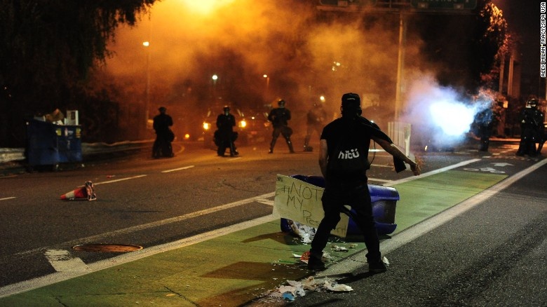 Bieu tinh chong Trump bien thanh bao loan anh 5