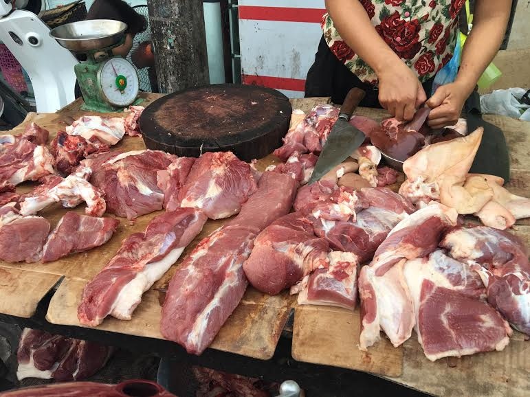 Thit heo re nhat 10 nam: 1 kg thit khong bang 1 can khoai hinh anh