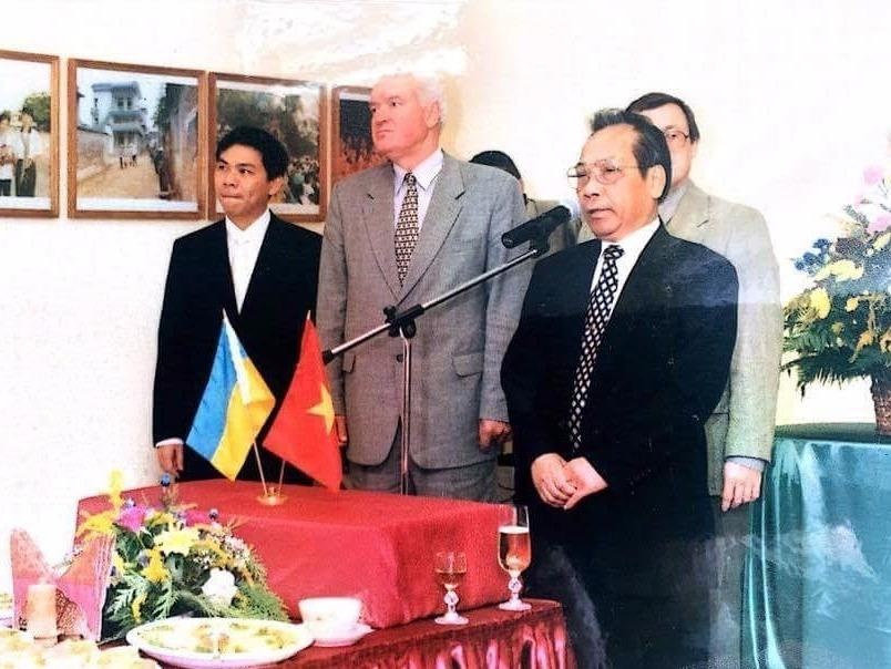 Ty phu Pham Nhat Vuong thuo lap nghiep o Kharkov hinh anh