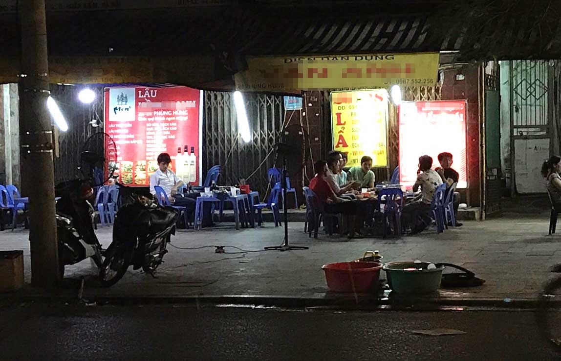 Pho lau via he 200.000 dong/noi o Ha Noi am tham bien mat hinh anh