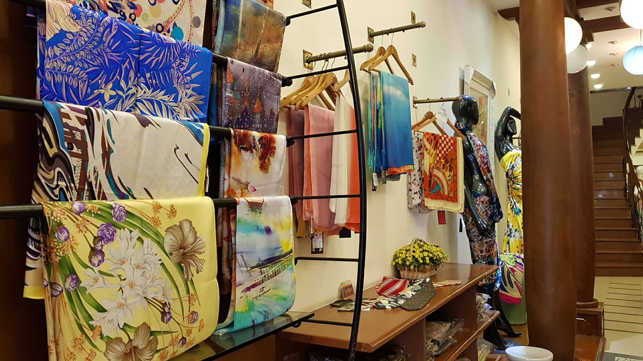 Thu giu mot so san pham o cua hang ban khan 'made in China' Khaisilk hinh anh