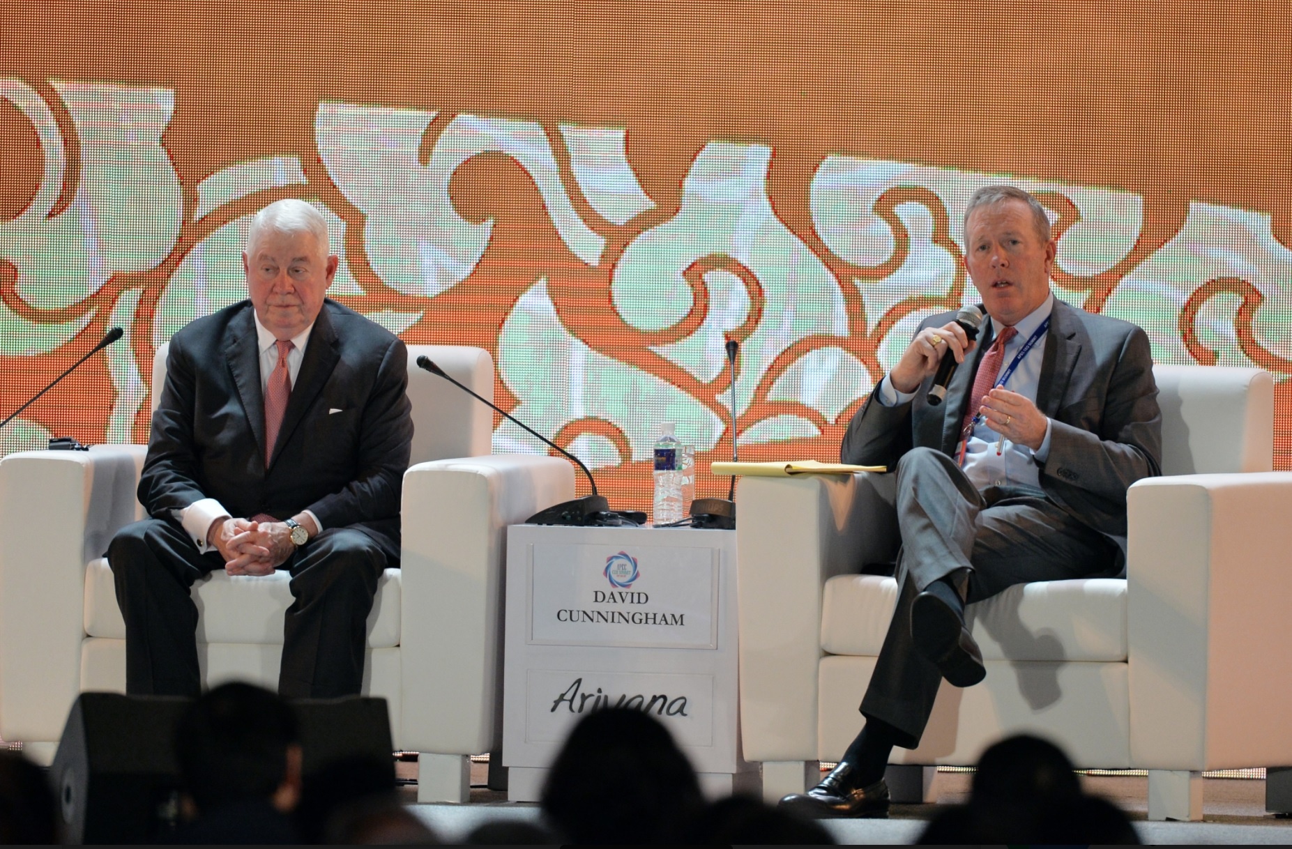 Doanh nhan doi thong diep cua Trump va Putin anh 1