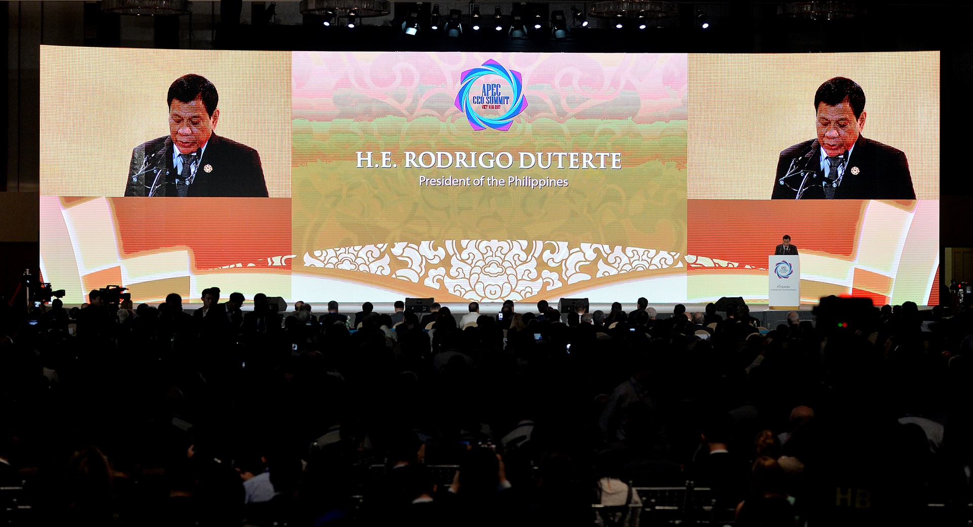 Tổng thống Philippines Duterte phát biểu trước 1.500 doanh nhân APEC ảnh 3 Tong thong Philippines Duterte phat bieu truoc 1.500 doanh nhan APEC anh 3