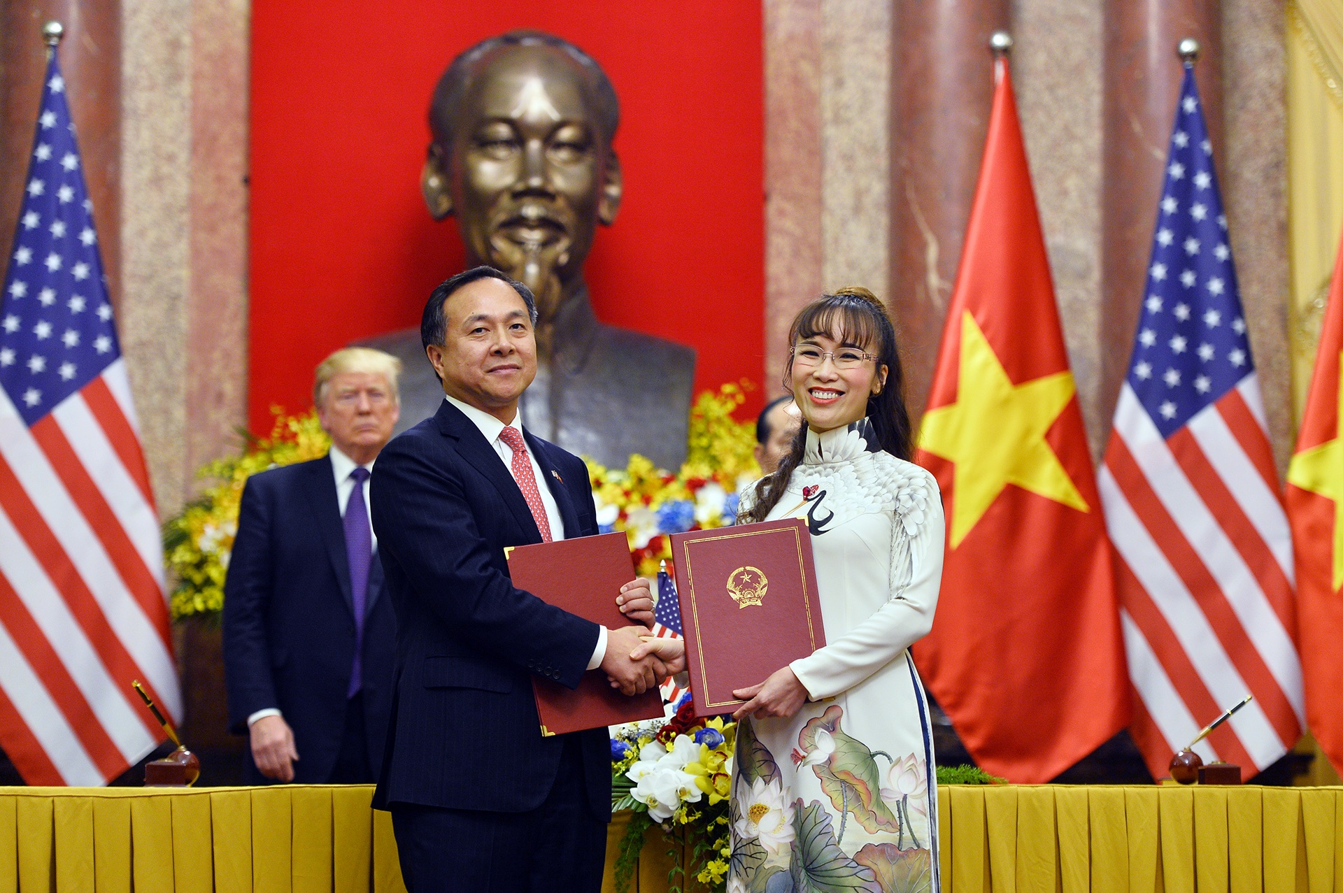 Nhieu hop dong ty USD duoc ky nhan chuyen tham cua TT Donald Trump anh 2