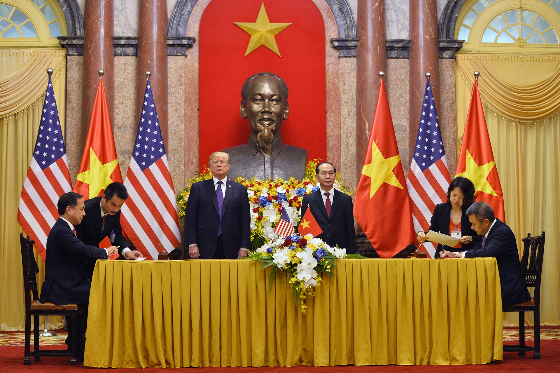 Nhieu hop dong ty USD duoc ky nhan chuyen tham cua TT Donald Trump anh 1