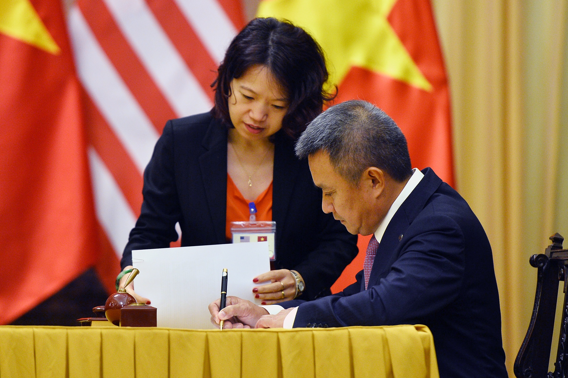 Nhieu hop dong ty USD duoc ky nhan chuyen tham cua TT Donald Trump hinh anh