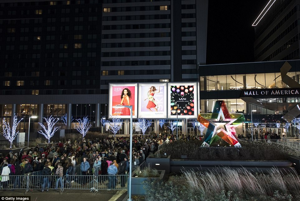 Tranh cuop va bao luc trong ngay nguoi My chi 26 ty USD san hang giam gia anh 7