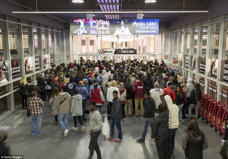 Tranh cuop va bao luc trong ngay nguoi My chi 26 ty USD san hang giam gia anh 8