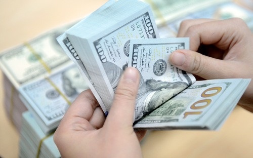 Gia USD ngan hang vuot 23.000 dong/USD, doanh nghiep bat dau lo hinh anh