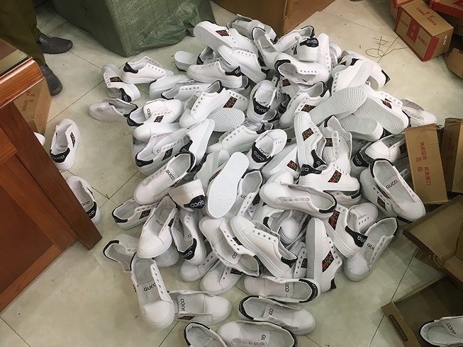 Phat hien 1.080 doi giay Gucci, Converse khong chung tu hinh anh