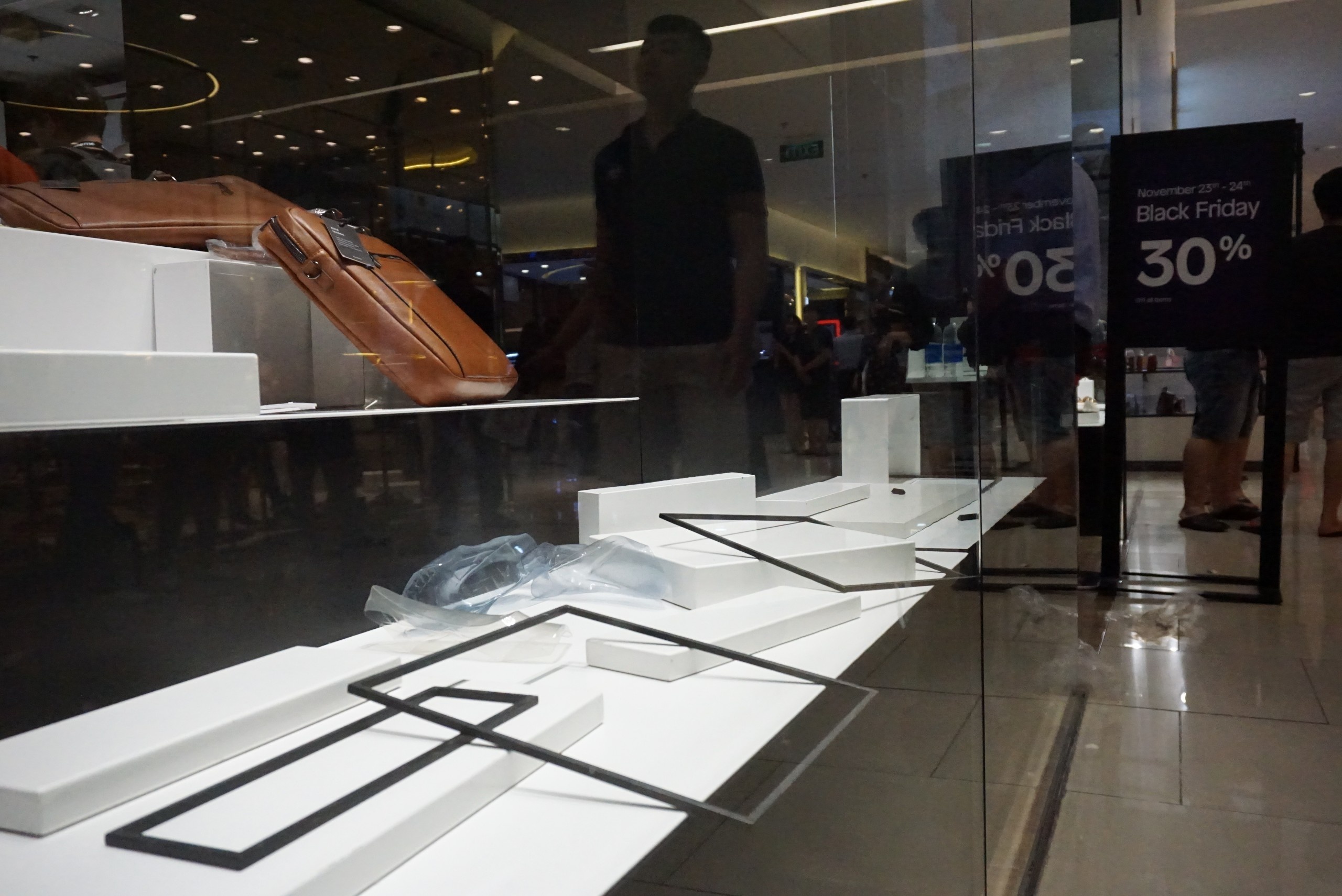 Ke hang trong tron sau khuyen mai Black Friday hinh anh