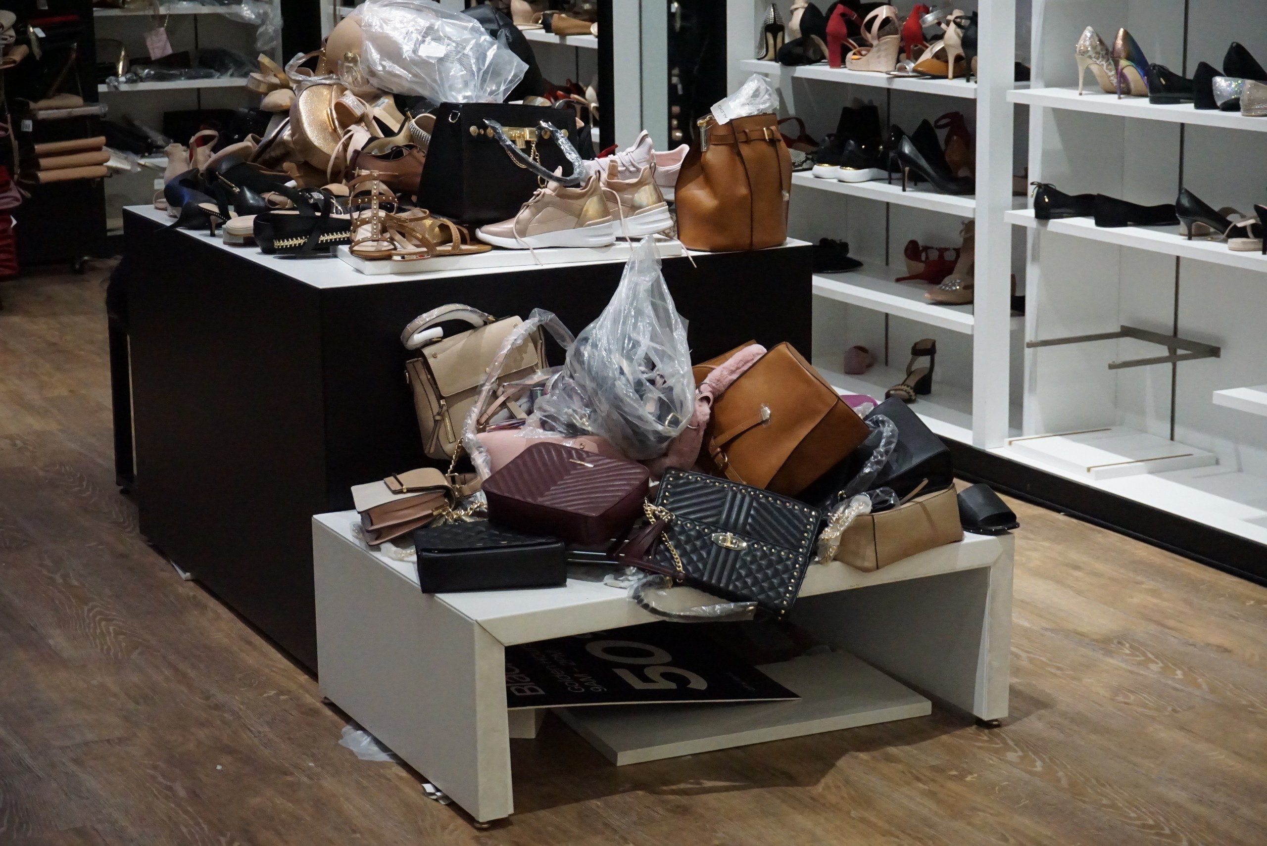 Ke hang trong tron sau khuyen mai Black Friday anh 9