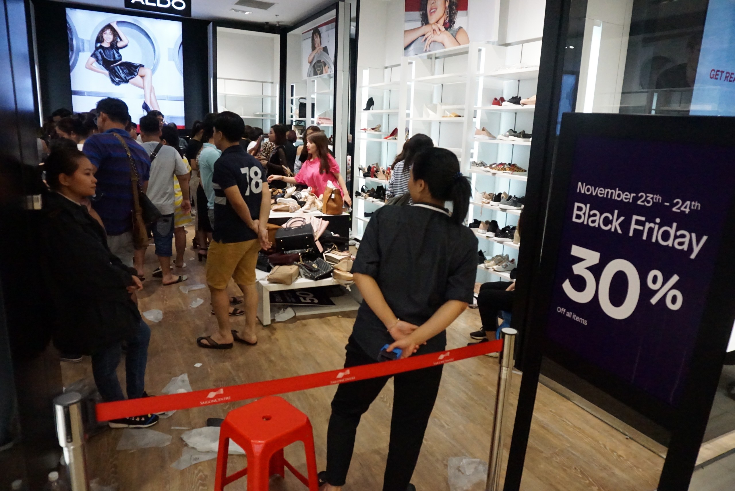 Ke hang trong tron sau khuyen mai Black Friday anh 2