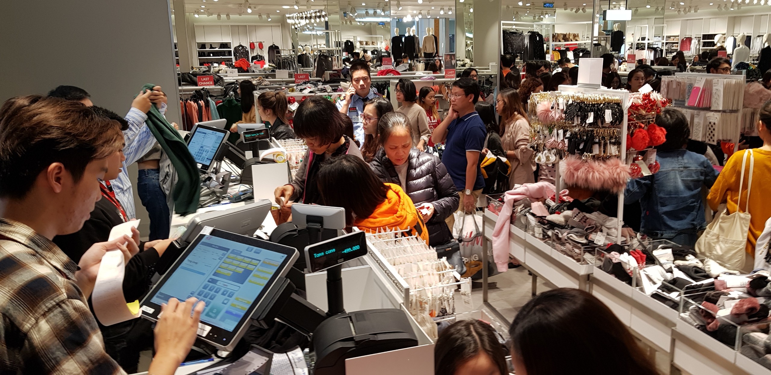 Ke hang trong tron sau khuyen mai Black Friday anh 1