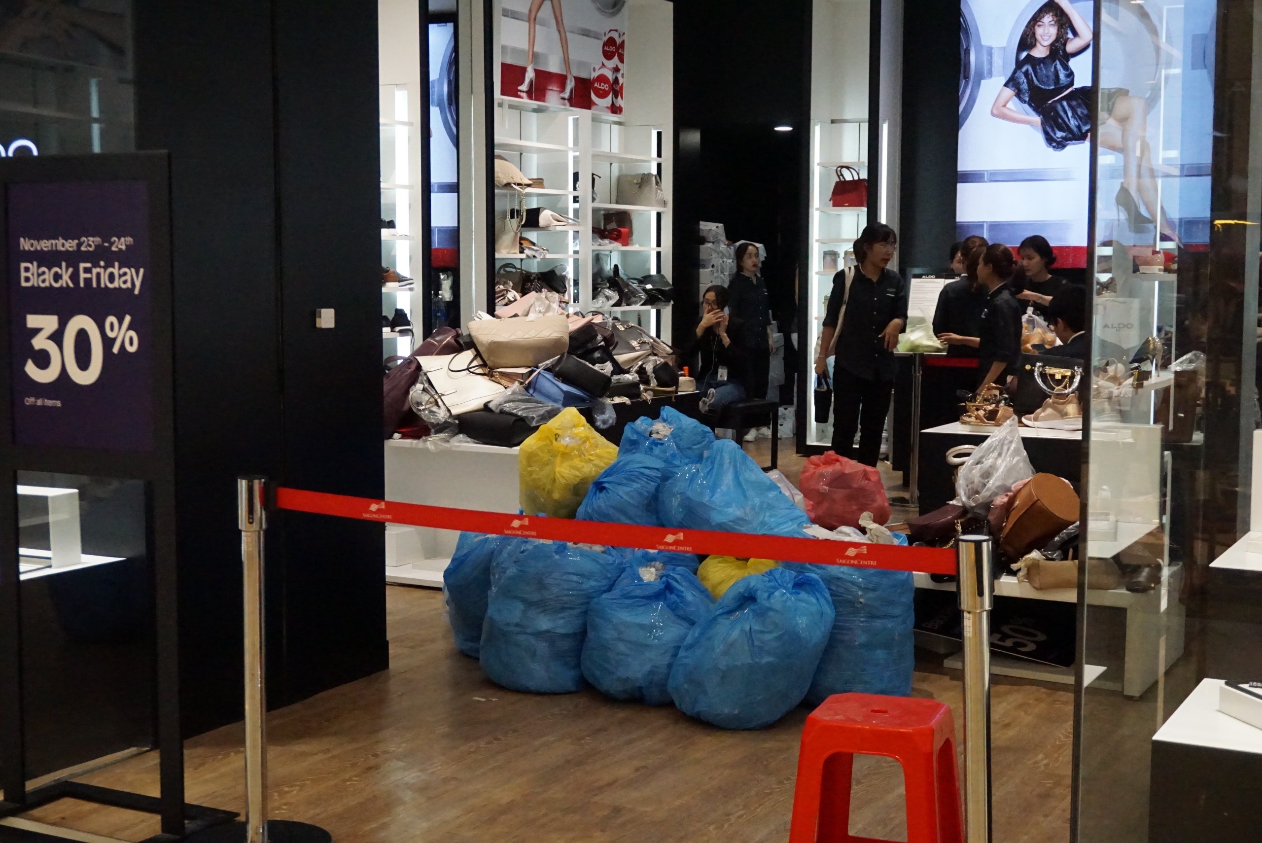 Ke hang trong tron sau khuyen mai Black Friday anh 4