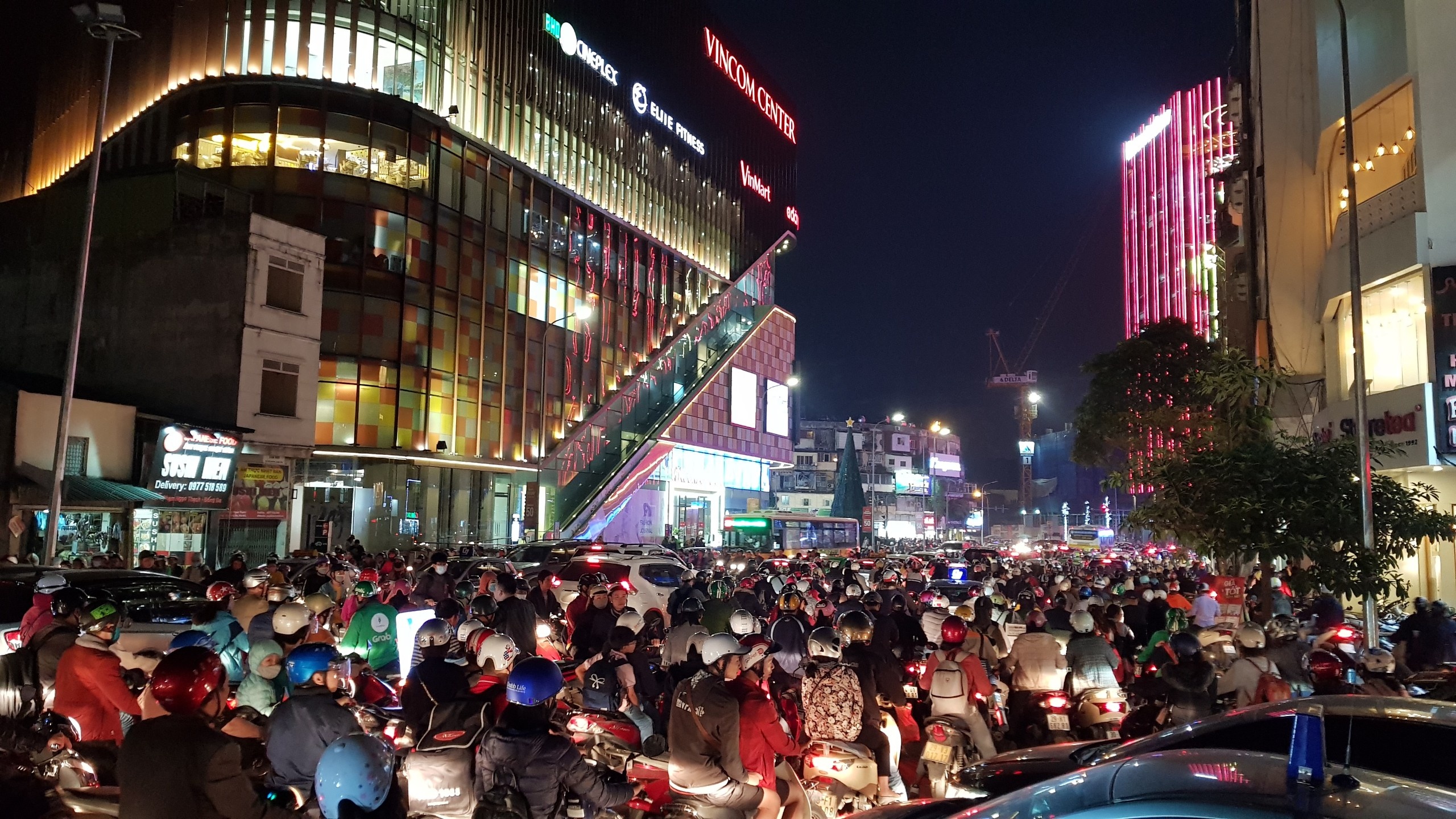 Ha Noi, Sai Gon un tac trong toi Black Friday hinh anh