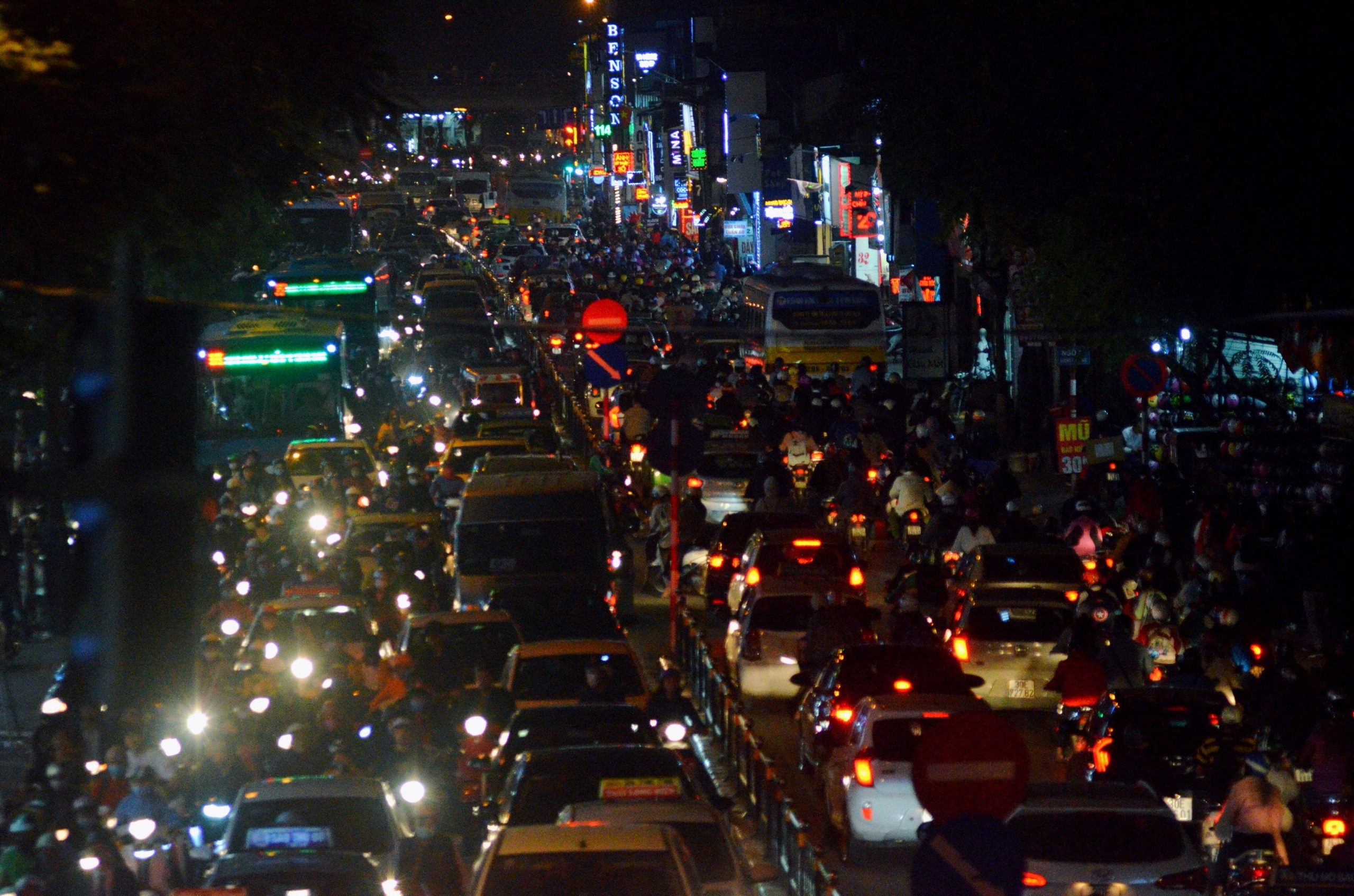 Ha Noi,  Sai Gon that thu trong toi Black Friday anh 5