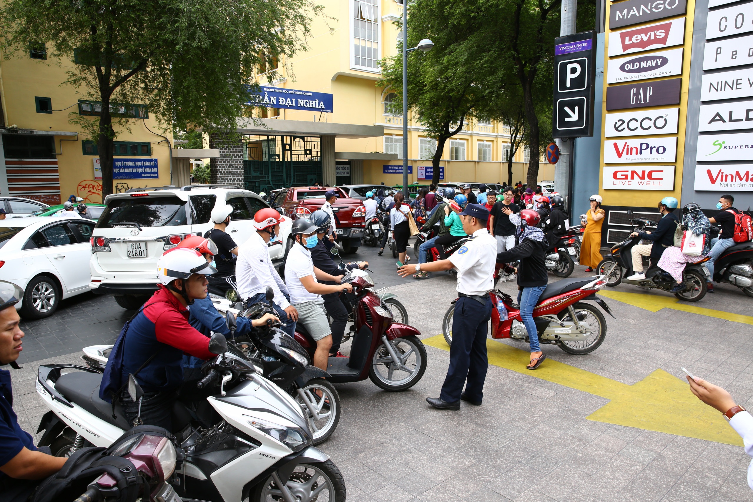Ha Noi,  Sai Gon that thu trong toi Black Friday anh 10