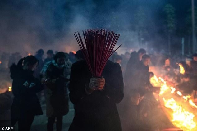 Hang nghin nguoi Trung Quoc cau Than Tai anh 1