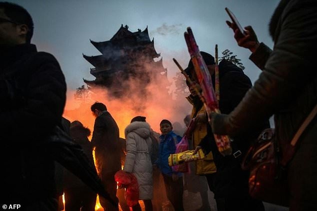 Hang nghin nguoi Trung Quoc cau Than Tai anh 3