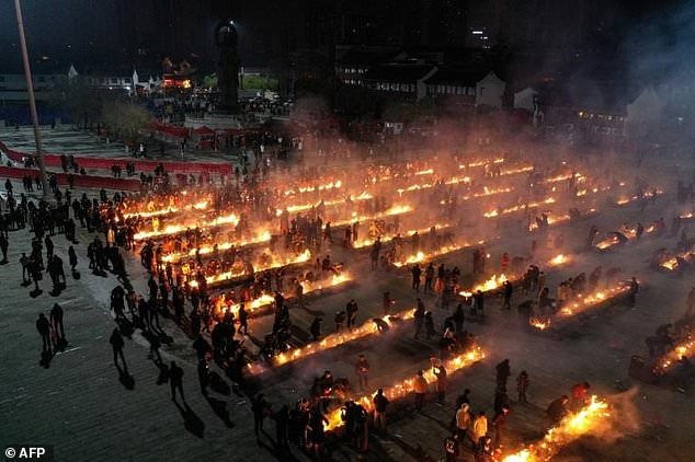 Hang nghin nguoi Trung Quoc cau Than Tai anh 4