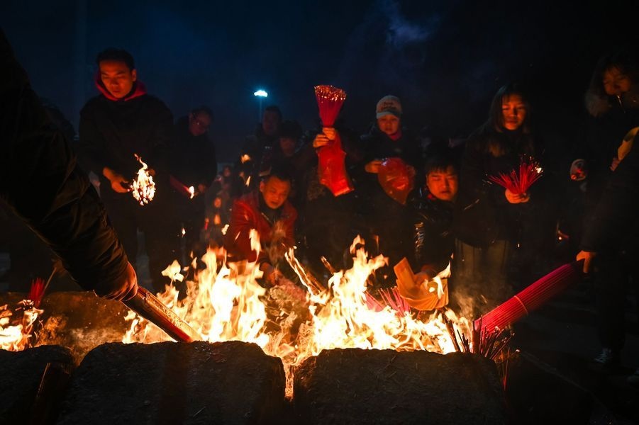 Bien nguoi Trung Quoc chen chuc khan Than Tai hinh anh