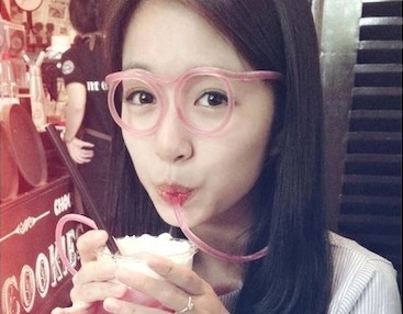 Teen Ha thanh ro trao luu dung kinh de… uong nuoc hinh anh