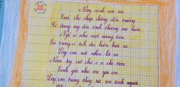 Co be lop 3 viet chu dep nhu in hinh anh