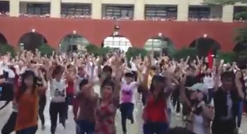 Sinh vien Dong Nai nhay flashmob danh tang thay co hinh anh