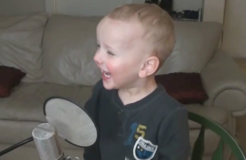 Clip em be beatbox don tim cong dong mang hinh anh