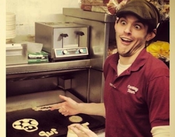 Chang trai dam me ve hinh doc tren banh ngot hinh anh