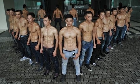 13 chang trai thi co bung 6 mui hinh anh